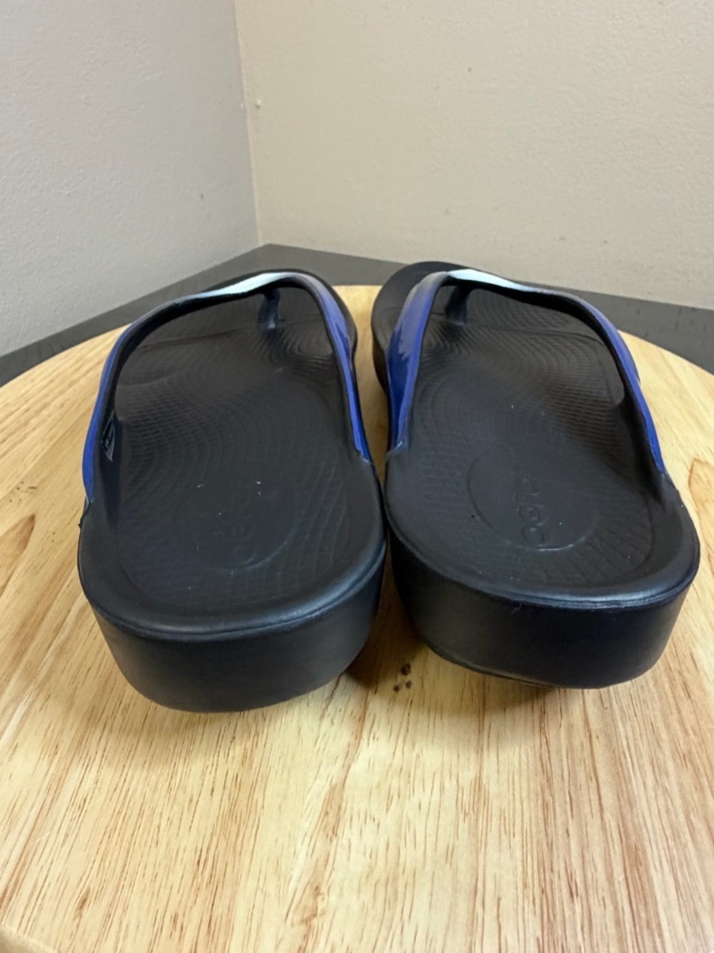 OOFOS Women’s OOlala Luxe Thong Sandals - Picture 8 of 12
